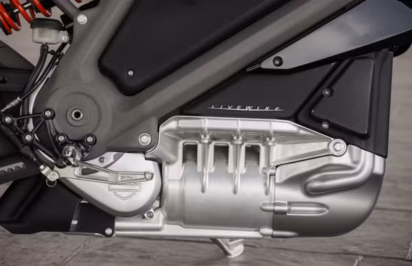 Xe chỉ có một động cơ điện được bao bọc bởi khung hợp kim nhôm cùng pin lithium