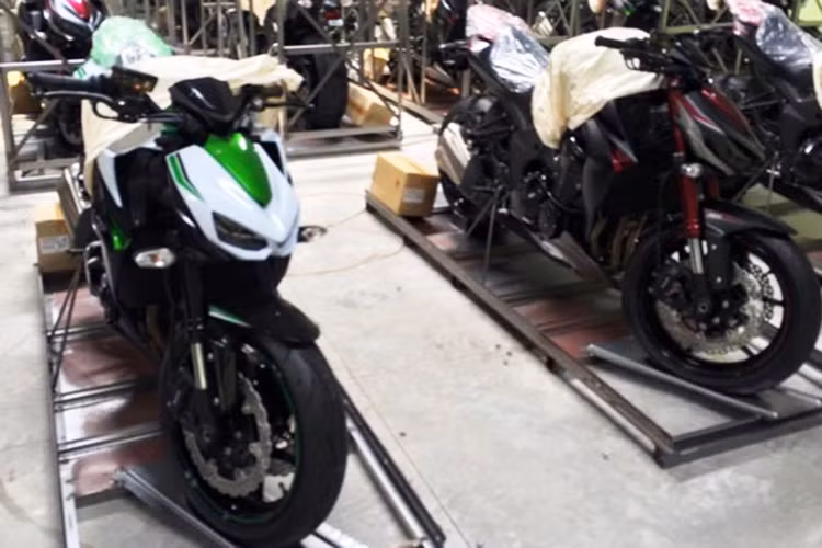 Một trong 3 đại lý Kawasaki chính hãng tại Việt Nam vừa nhận đặt cọc lô hàng 10 chiếc Kawasaki Z1000 2016 được cho sắp cập cảng Sài Gòn.