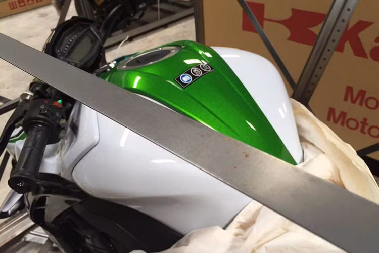 Kawasaki Z1000 2016 được thiết kế không mới, nó chủ yếu được nhà sản xuất thay đổi về màu sắc và một số chi tiết nhỏ.