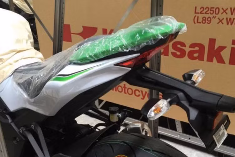 Với 3 màu sắc mới của phiên bản 2016, hứa hẹn sẽ mang đến cho các tín đồ Việt nhiều sự lựa chọn. Trước đó nhiều phiên bản Z1000 2014, 2015 cũng đã được các bikers Việt đón nhận.