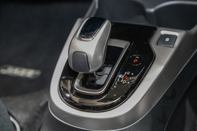 Hiện tại, có thể chắc chắn rằng Honda Jazz thế hệ mới tiếp theo sẽ được cung cấp động cơ lai. Ngoài hệ thống truyền động hybrid, hy vọng Jazz mới sẽ được cung cấp động cơ xăng, nó có thể là động cơ 1.5L SOHC hút khí tự nhiên của thế hệ hiện tại, hoặc cũng có thể là động cơ xăng 3 xy-lanh tăng áp như nhiều đồn đoán.