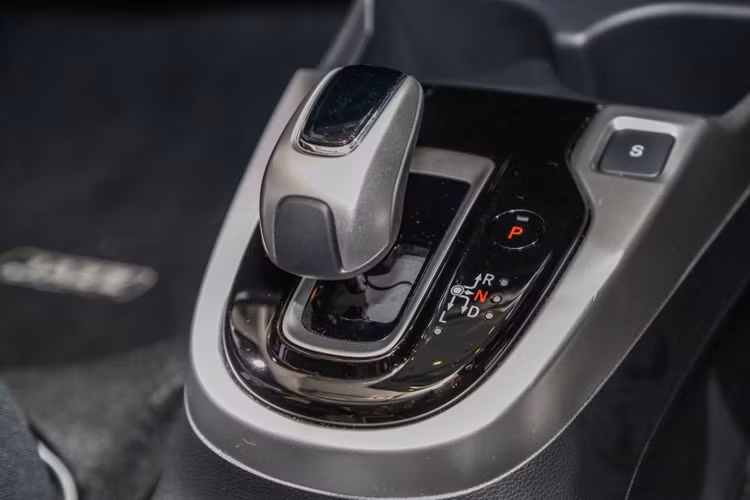 Hiện tại, có thể chắc chắn rằng Honda Jazz thế hệ mới tiếp theo sẽ được cung cấp động cơ lai. Ngoài hệ thống truyền động hybrid, hy vọng Jazz mới sẽ được cung cấp động cơ xăng, nó có thể là động cơ 1.5L SOHC hút khí tự nhiên của thế hệ hiện tại, hoặc cũng có thể là động cơ xăng 3 xy-lanh tăng áp như nhiều đồn đoán.