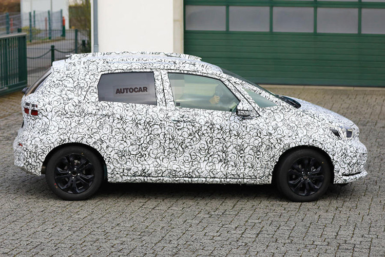 Hộp số của biến thế động cơ hybrid trên Honda Jazz sẽ nhỏ gọn hơn và chỉ có một tỉ số truyền cố định. Từ đó, chiếc xe sẽ có được khả năng sang số êm ái và mượt mà hơn đáng kể so với hộp số thông thường hiện hành.