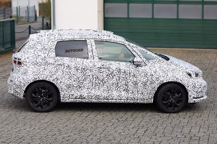 Hộp số của biến thế động cơ hybrid trên Honda Jazz sẽ nhỏ gọn hơn và chỉ có một tỉ số truyền cố định. Từ đó, chiếc xe sẽ có được khả năng sang số êm ái và mượt mà hơn đáng kể so với hộp số thông thường hiện hành.