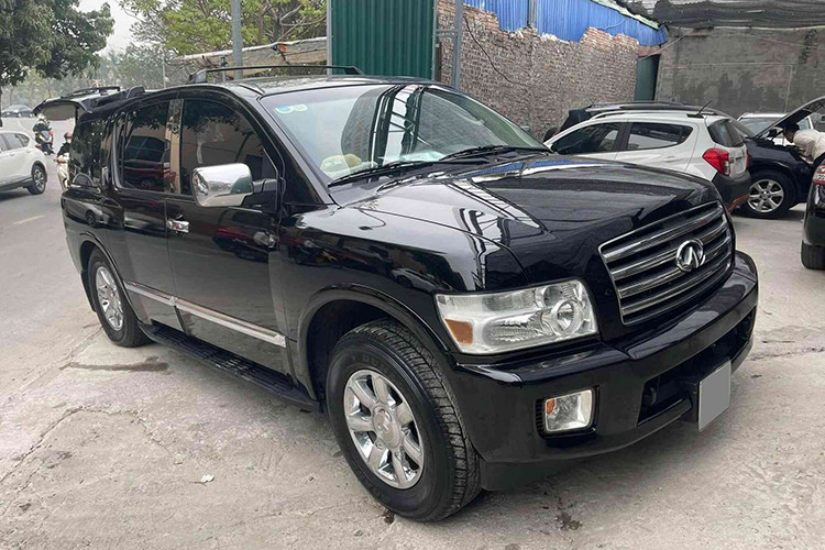 Một chiếc Infiniti QX56 đời 2004 đang được rao bán trên thị trường xe cũ tại Việt Nam với mức giá khoảng hơn 400 triệu đồng. Người bán ví mức giá này "rẻ như Kia Morning", nhưng không cung cấp thông tin chi tiết về tình trạng xe hay chỉ số ODO (quãng đường đã di chuyển) sau hơn hai thập kỷ xuất xưởng.