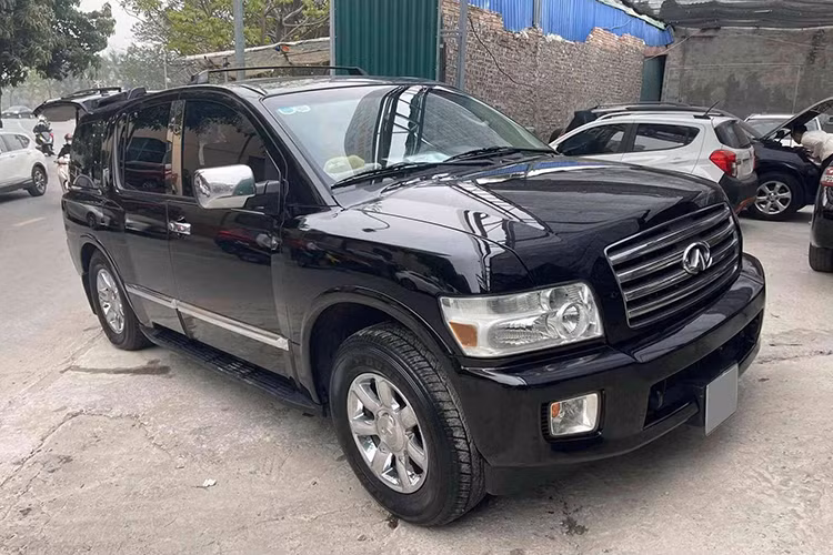 Một chiếc Infiniti QX56 đời 2004 đang được rao bán trên thị trường xe cũ tại Việt Nam với mức giá khoảng hơn 400 triệu đồng. Người bán ví mức giá này "rẻ như Kia Morning", nhưng không cung cấp thông tin chi tiết về tình trạng xe hay chỉ số ODO (quãng đường đã di chuyển) sau hơn hai thập kỷ xuất xưởng.