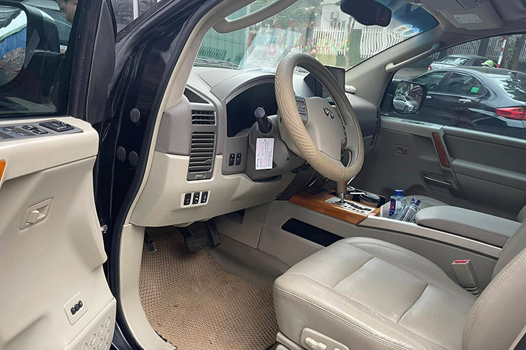 Infiniti QX56 2024 cũ sử dụng động cơ V8, dung tích 5.6L, hút khí tự nhiên, cung cấp công suất tối đa 320 mã lực và mô-men xoắn cực đại 533 Nm. Xe sử dụng hộp số tự động 5 cấp và hệ dẫn động hai cầu với 4 chế độ gài cầu. 