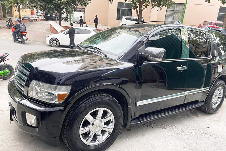 Với kích thước tổng thể dài x rộng x cao lần lượt là 5.255 x 2.001 x 1.998 mm và chiều dài cơ sở đạt 3.129 mm, QX56 sở hữu thông số vượt trội hơn so với Toyota Land Cruiser hay Lexus LX, xứng đáng với biệt danh "khủng long".