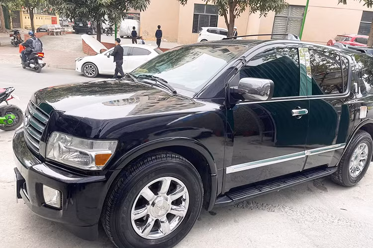 Với kích thước tổng thể dài x rộng x cao lần lượt là 5.255 x 2.001 x 1.998 mm và chiều dài cơ sở đạt 3.129 mm, QX56 sở hữu thông số vượt trội hơn so với Toyota Land Cruiser hay Lexus LX, xứng đáng với biệt danh "khủng long".