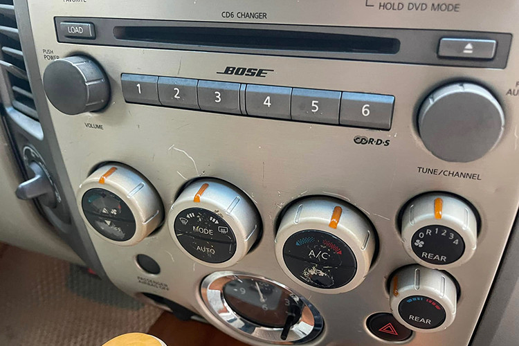 Xe được trang bị điều hòa đa vùng, dàn âm thanh 10 loa Bose, ghế sưởi, màn hình giải trí gắn trần và cửa sổ trời. Bên cạnh đó, chủ cũ đã nâng cấp thêm màn hình Android để tăng tiện ích giải trí.