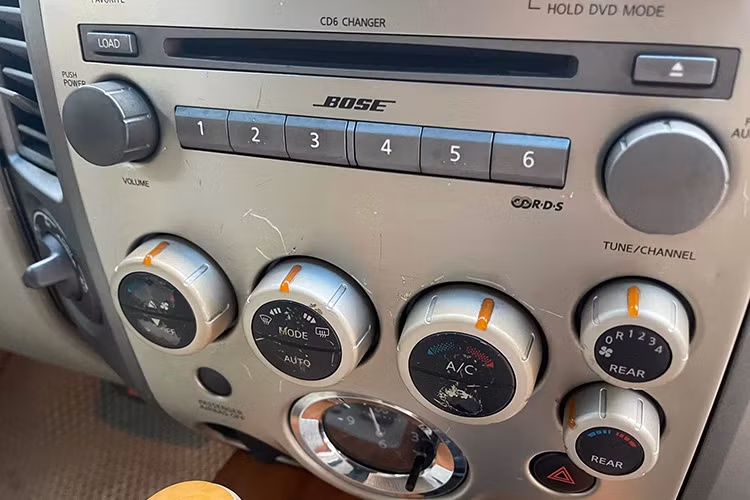 Xe được trang bị điều hòa đa vùng, dàn âm thanh 10 loa Bose, ghế sưởi, màn hình giải trí gắn trần và cửa sổ trời. Bên cạnh đó, chủ cũ đã nâng cấp thêm màn hình Android để tăng tiện ích giải trí.