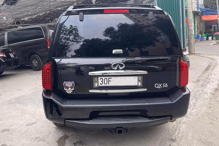 Đặc biệt, mẫu SUV này có khả năng kéo hàng nặng hơn 4 tấn, theo thông số từ nhà sản xuất. Tuy nhiên, mức tiêu hao nhiên liệu cao nhất của xe lên tới 20 lít/100 km khi còn mới, khiến chi phí vận hành trở thành một điểm cần cân nhắc.