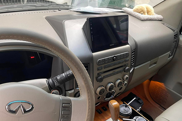 Khoang nội thất sử dụng tông màu be chủ đạo. Tình trạng chung được đánh giá ở mức ổn với da ghế vẫn căng, ít vết nhăn. Tuy nhiên, ghế lái bắt đầu có dấu hiệu sờn và phần ốp nhựa quanh núm chỉnh điều hòa xuất hiện trầy xước, bong tróc. 