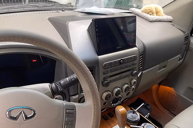 Khoang nội thất sử dụng tông màu be chủ đạo. Tình trạng chung được đánh giá ở mức ổn với da ghế vẫn căng, ít vết nhăn. Tuy nhiên, ghế lái bắt đầu có dấu hiệu sờn và phần ốp nhựa quanh núm chỉnh điều hòa xuất hiện trầy xước, bong tróc. 