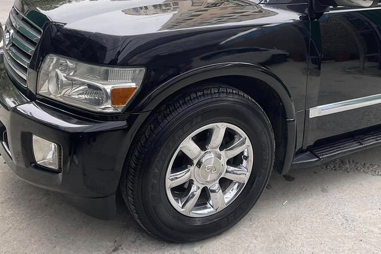 Hình ảnh đăng tải cho thấy ngoại thất của Infiniti QX56 vẫn khá bắt mắt với lớp sơn bóng bẩy và bộ mâm đa chấu mạ crôm. Tuy nhiên, phần kính đèn pha và đèn hậu đã ngả vàng – dấu hiệu thường thấy trên những chiếc xe có tuổi đời trên 20 năm.