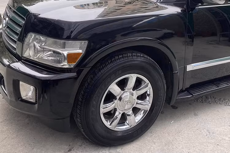 Hình ảnh đăng tải cho thấy ngoại thất của Infiniti QX56 vẫn khá bắt mắt với lớp sơn bóng bẩy và bộ mâm đa chấu mạ crôm. Tuy nhiên, phần kính đèn pha và đèn hậu đã ngả vàng – dấu hiệu thường thấy trên những chiếc xe có tuổi đời trên 20 năm.