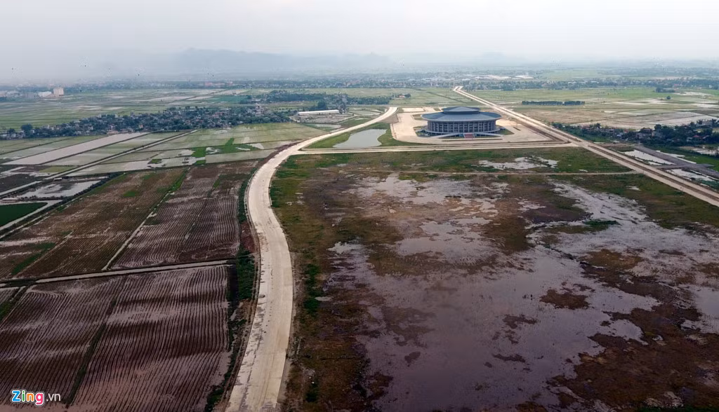 Hiện nay lối vào nhà thi đấu là con đường nhỏ với hai bên là ruộng đủ cho việc dắt trâu bò, đẩy xe chở lúa qua lại (giao với quốc lộ 1A cũ, đi từ hướng Phủ Lý vào khoảng 2 km).