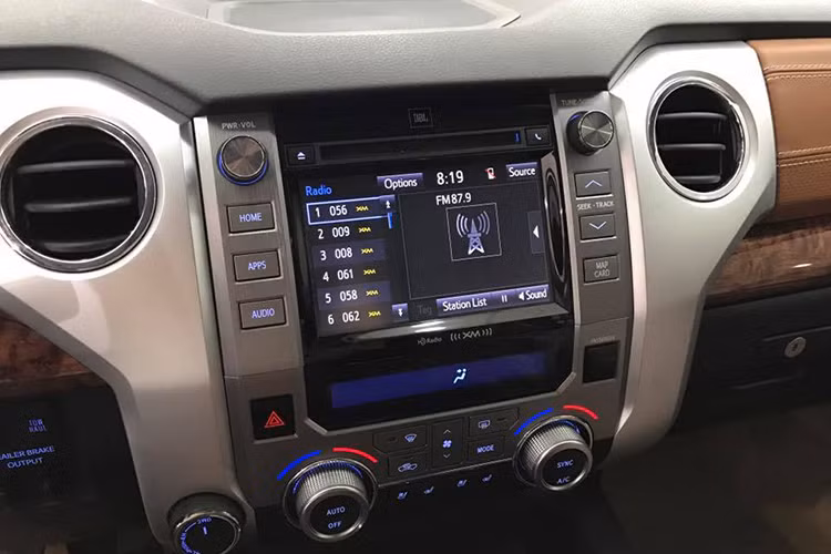 Hệ thống giải trí của mẫu xe bán tải cỡ lớn này nổi bật với dàn âm thanh hàng hiệu JBL. Các trang bị an toàn tiêu chuẩn trên xe như ABS, EBD, BA, “Smart Stop” với chức năng hỗ trợ dừng xe thông minh, VSC (điều khiển ổn định), TRAC (kiểm soát lực kéo),…