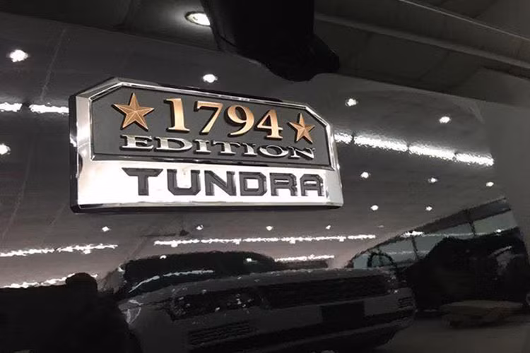 Phiên bản Tundra được đưa về Việt Nam nhiều nhất là phiên bản 1794 Edition thuộc đời 2014-2016. Toyota Tundra 1794 Edition là phiên bản đặc biệt ghi nhớ năm thành lập (1974) một nông trại nằm ở vị trí của nhà máy sản xuất Tundra ngày nay, ở San Antonio, Texas.