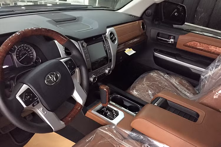 Để phân biệt với các phiên bản thường, logo 1794 Edition mạ chrome đã được hãng xe Toyota đặt trên bệ tì tay cạnh người lái. Các ghế ngồi phía trước của xe đều có hệ thống sưởi/quạt gió/chỉnh điện và thêu chỉ tương phản. Ngya cả các tấm ốp cửa và táp lô của Tundra 1794 Edition cũng được hoàn thiện tỉ mỉ bằng cách bọc da.