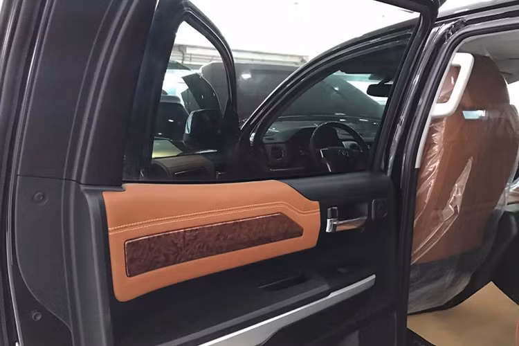 Phiên bản Tundra 1795 Edition được nhập về Việt Nam này có thân xe dạng cabin kép (crew cab). Với kích thước D x R x C lên tới 5809 - 2029 và 1930 mm, chiếc xe là một con "quái vật" thực sự trên đường phố Việt Nam và dẫn tới khoang hành khách phía sau cực thoáng và rộng.