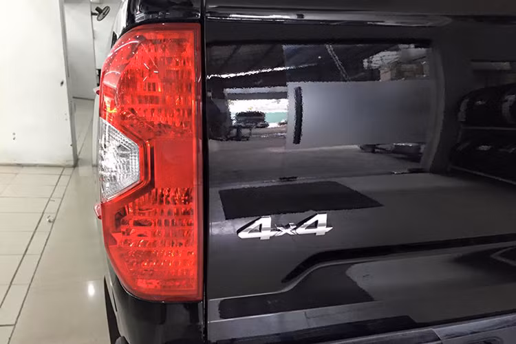 Ở phiên bản Tundra 1794 Edition vừa được nhập về Việt Nam này, mẫu bán tải cỡ lớn trông bệ vệ, cụm lưới tản nhiệt to bản mạ chrome, đèn pha cỡ lớn có viền Led. Xe được trang bị loại vành đúc hợp kim 20 inch 6 chấu 2 tông màu và đặc biệt là và logo 1794 Edition xuất hiện trên thân xe.