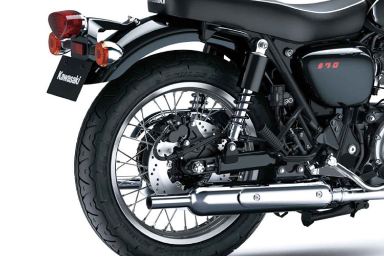 Về sức mạnh, Meguro K3 2025 được trang bị khối động cơ 2 xy lanh thẳng hàng với tổng dung tích 773cc, làm mát bằng không khí. Khối động cơ này sản sinh công suất tối đa 52 mã lực tại 6.500 vòng/phút và mô-men xoắn cực đại 62 Nm tại 4.800 vòng/phút.