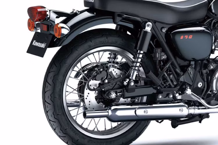 Về sức mạnh, Meguro K3 2025 được trang bị khối động cơ 2 xy lanh thẳng hàng với tổng dung tích 773cc, làm mát bằng không khí. Khối động cơ này sản sinh công suất tối đa 52 mã lực tại 6.500 vòng/phút và mô-men xoắn cực đại 62 Nm tại 4.800 vòng/phút.