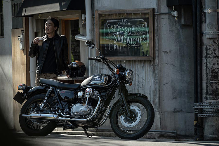 Ngoại trừ việt thay đổi tem xe thì mẫu xe môtô Kawasaki Meguro K3 2025 hoài cổ không có khác biệt so với phiên bản đang phân phối. Xe vẫn sử dụng phối màu đen kèm crom quen thuộc.