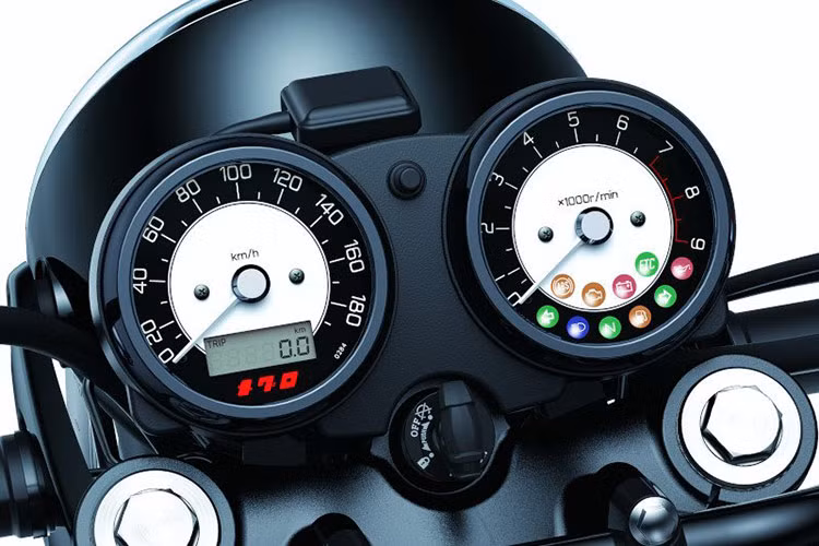 Trong khi lối thiết kế cổ điển đậm chất vẫn được duy trì. Xe có chiều dài tổng thể 2,190 mm, chiều rộng 925mm, chiều cao 1,130mm và chiều cao yên 790mm. Dung tích bình xăng là 15l, trọng lượng khô đạt 227kg.