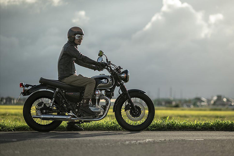 Trong đó, logo Meguro trên Kawasaki K3 2025 thế hệ mới này được khắc thủ công bằng chữ katakana mang lại cảm giác sang trọng và cá tính.