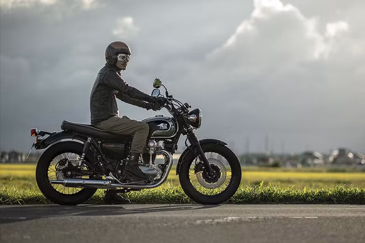 Trong đó, logo Meguro trên Kawasaki K3 2025 thế hệ mới này được khắc thủ công bằng chữ katakana mang lại cảm giác sang trọng và cá tính.