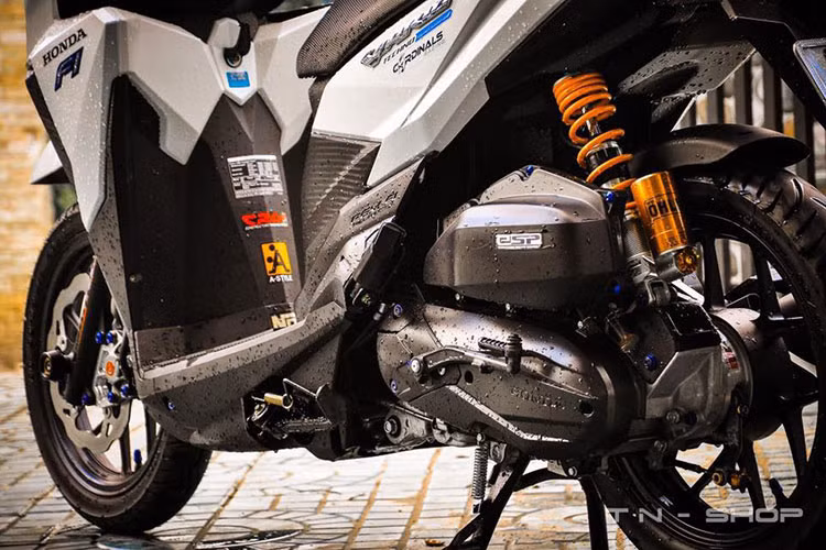 Giảm xóc sau của chiếc Honda Vario 150 này được trang bị phuộc Ohlins "hàng hiệu", bên cạnh đó dàn ốc titanium nổi bật cũng được thay thế cho nguyên bản. Bộ lốp xe cũng được thay mới giúp chạy mượt hơn.
