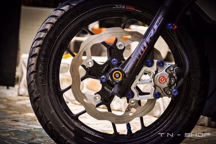 Dàn chân trước ngoài bộ giảm sóc nguyên bản vẫn được giữ nguyên, xe được trang bị dĩa trước Galfer, heo Brembo 2pis logo lớn, patch CNC.