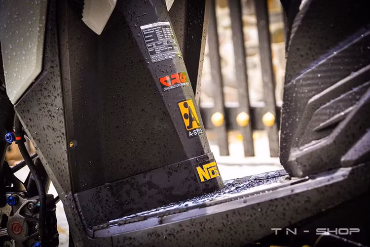 Được trang bị hàng loạt "đồ chơi" mới như; phanh Brembo, cùm tay lái, giảm xóc Ohlins... Bên cạnh đó, chiếc xe nguyên bản màu trắng với những tem độ được đắp lên, nó càng tôn thêm nét thể thao và phong cách cho chiếc xe tay ga này.