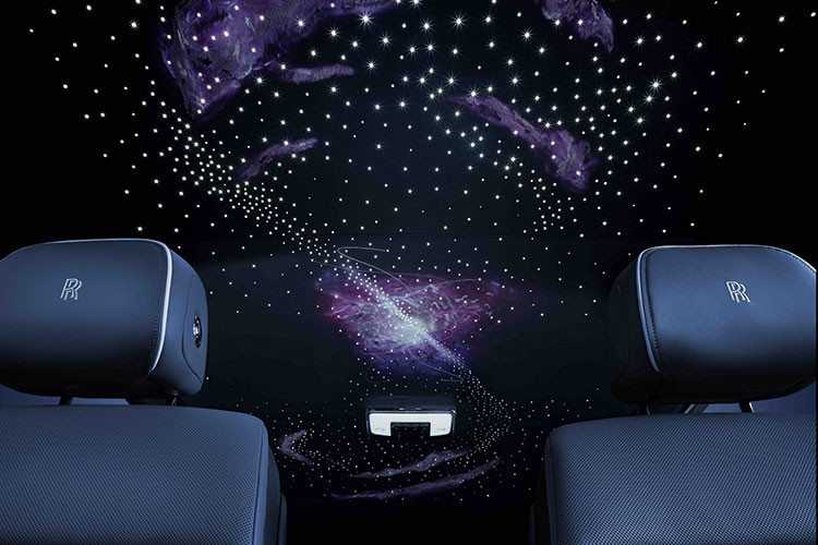 Đồng hồ truyền thống được lược bỏ để mang lại cho chủ sở hữu cảm giác “tự do thoát khỏi thời gian và những giới hạn của nó”. Trong khi đó, trên nắp ca-pô, biểu tượng Spirit of Ecstasy sẽ được khắc một ngày tháng và địa điểm đặc biệt được tùy chỉnh riêng cho từng khách hàng.