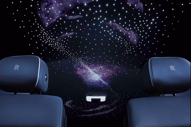 Đồng hồ truyền thống được lược bỏ để mang lại cho chủ sở hữu cảm giác “tự do thoát khỏi thời gian và những giới hạn của nó”. Trong khi đó, trên nắp ca-pô, biểu tượng Spirit of Ecstasy sẽ được khắc một ngày tháng và địa điểm đặc biệt được tùy chỉnh riêng cho từng khách hàng.