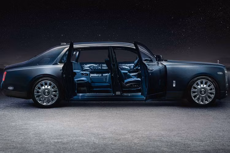 Hiện Rolls-Royce chưa công bố giá bán chính thức của phiên bản giới hạn này nhưng một chiếc Phantom tiêu chuẩn có giá 535.000 USD và chiếc Phantom Tempus đặc biệt này với số lượng giới hạn 20 chiếc được đồn đoán sẽ có giá ít nhất 750.000 USD, và có thể lên tới 1 triệu USD.