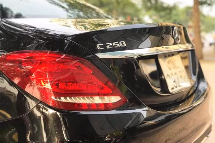 Mâm xe kích thước 17 inch có thiết kế dạng đa chấu, cản sau làm từ kim loại mạ chrome, đèn pha, đèn hậu và đèn định vị dạng LED. Thân xe có thêm nẹp kim loại mạ chrome làm tăng thêm tính sang trọng cho xe. 