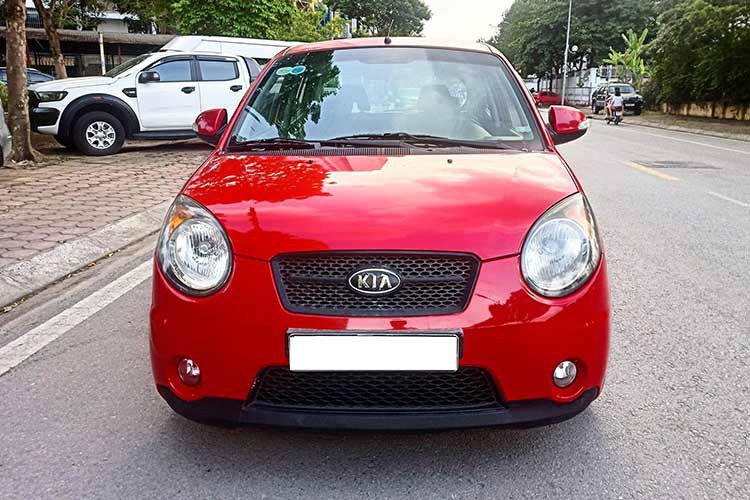  KIA Morning SLX: giá 125 triệu đồng KIA Morning luôn là cái tên được người mua ôtô giá rẻ nhắm đến. KIA Morning SLX đời 2006 sử dụng hộp số tự động 4 cấp với kiểu chuyển số thẳng. Từ đời 2009, dòng xe này chuyển sang sử dụng hộp số kiểu "zic zắc". Bên dưới nắp ca-pô của xe là khối động cơ 1.0L.