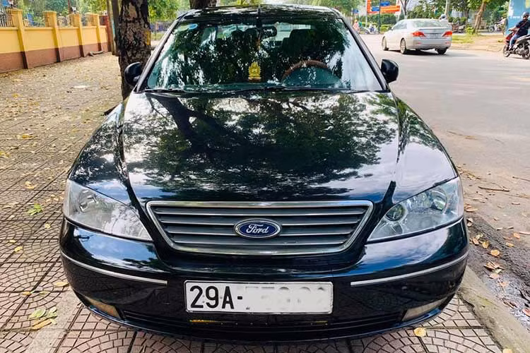 Ford Mondeo 2.5 AT: 95-130 triệu đồng Mẫu sedan cỡ D của Ford cũng là một gợi ý khá tốt cho những ai cần mua ô tô số tự động tầm giá 100 triệu. Mondeo sinh ra để đối đầu với Toyota Camry hay Honda Accord. Mẫu xe này từng được bán tại Việt Nam trong giai đoạn 2003 (thuộc thế hệ thứ 2) - 2009 (thế hệ thứ 3). Hiện tại, Mondeo chỉ được bán tại thị trường Trung Quốc.