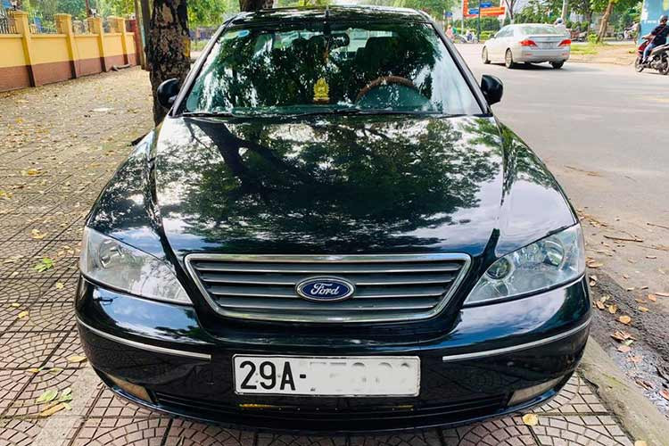  Ford Mondeo 2.5 AT: 95-130 triệu đồng Mẫu sedan cỡ D của Ford cũng là một gợi ý khá tốt cho những ai cần mua ô tô số tự động tầm giá 100 triệu. Mondeo sinh ra để đối đầu với Toyota Camry hay Honda Accord. Mẫu xe này từng được bán tại Việt Nam trong giai đoạn 2003 (thuộc thế hệ thứ 2) - 2009 (thế hệ thứ 3). Hiện tại, Mondeo chỉ được bán tại thị trường Trung Quốc.