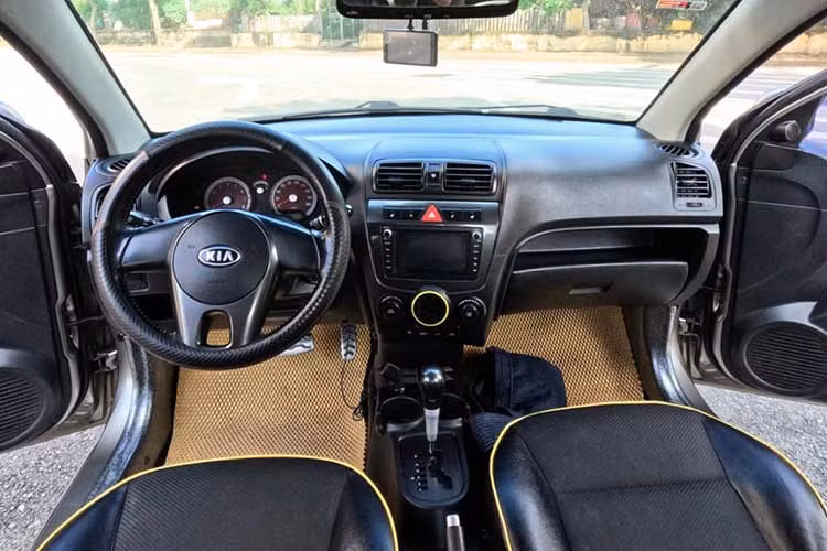 Nội thất của xe nổi bật với hệ thống ghế ngồi bọc da, vô-lăng cũng bọc da sang trọng, ghế lái có bệ tỳ tay, kính lái chỉnh điện, điều hòa tự động, có sấy ghế và đàm thoại rảnh tay, giải trí đầu đĩa CD/FM,..