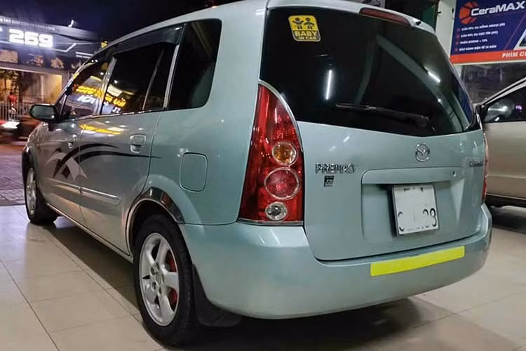 Mazda Premacy có thông số kỹ thuật là 4.340 x 1.705 x 1.570 (mm) tương ứng với chiều dài x rộng x cao. Nặng hơn 1,3 tấn và khoảng sáng gầm xe thấp 155 mm. Dung tích bình xăng 58L. Nội thất nguyên bản bọc nỉ, trang bị tiện nghi đơn giản. Tính năng an toàn trên xe gồm phanh ABS, đèn sương mù, đai an toàn trên các ghế, đèn phanh thứ 3 trên kính sau.