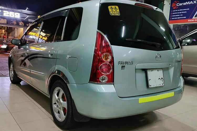 Mazda Premacy có thông số kỹ thuật là 4.340 x 1.705 x 1.570 (mm) tương ứng với chiều dài x rộng x cao. Nặng hơn 1,3 tấn và khoảng sáng gầm xe thấp 155 mm. Dung tích bình xăng 58L. Nội thất nguyên bản bọc nỉ, trang bị tiện nghi đơn giản. Tính năng an toàn trên xe gồm phanh ABS, đèn sương mù, đai an toàn trên các ghế, đèn phanh thứ 3 trên kính sau.