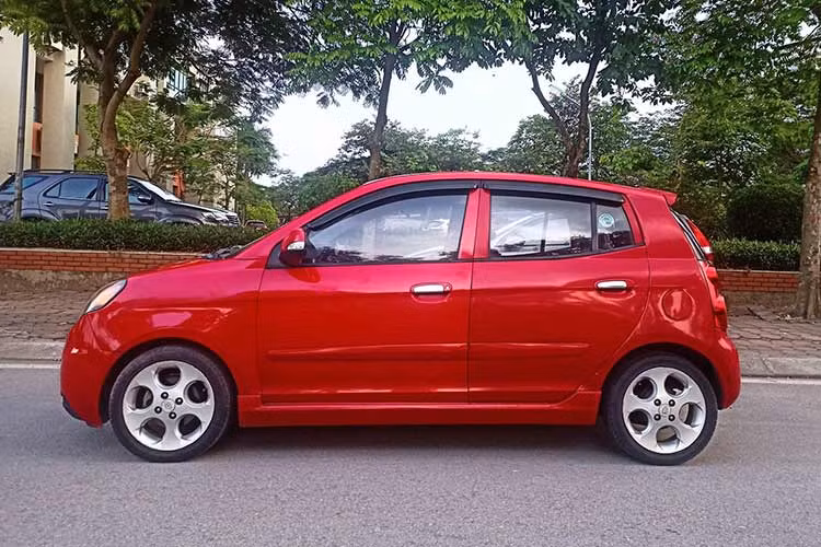 Nhược điểm của KIA Morning SLX là chỉ dài hơn 3,5 m nên không gian để đồ phía sau hạn chế. Xe nhỏ gọn, chỉ phù hợp di chuyển chủ yếu trong nội đô và phục vụ gia đình nhỏ, ít thành viên. Mức tiêu hao nhiên liệu trung bình trong nội đô ước tính khoảng 6,5 lít/100km.