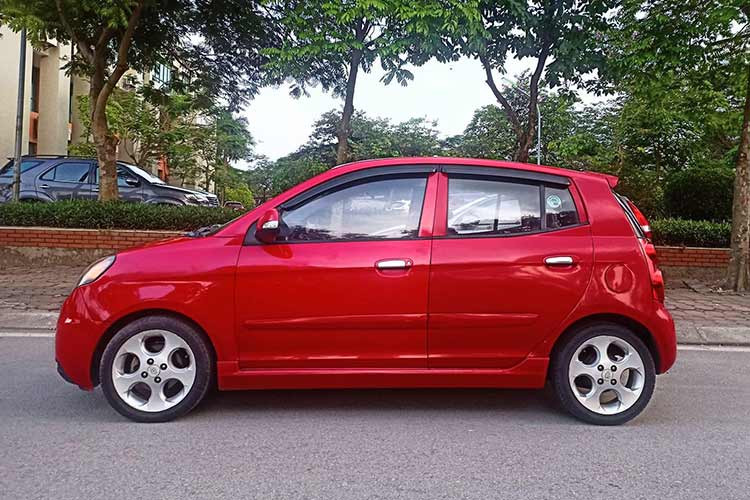 Nhược điểm của KIA Morning SLX là chỉ dài hơn 3,5 m nên không gian để đồ phía sau hạn chế. Xe nhỏ gọn, chỉ phù hợp di chuyển chủ yếu trong nội đô và phục vụ gia đình nhỏ, ít thành viên. Mức tiêu hao nhiên liệu trung bình trong nội đô ước tính khoảng 6,5 lít/100km.