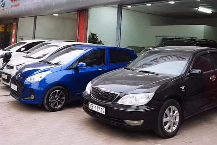 Xe số tự động dễ lái nhưng tìm xe với giá loanh quanh 100 triệu, bạn chỉ có thể tiếp cận được những chiếc xe đời sâu, tốn chi phí bảo dưỡng. Dẫu vậy, thị trường xe cũ vẫn tạo ra "cơ duyên" để bạn săn được chiếc ôtô số tự động giá 100 triệu có chất lượng vượt hẳn giá trị mà bạn bỏ ra.