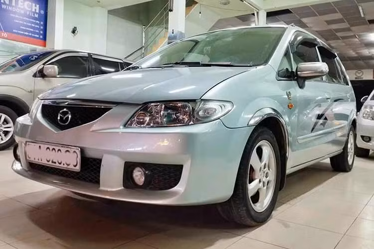  Mazda Premacy: giá 115-135 triệu đồng Tài chính trên dưới 100 triệu đồng, bạn có thể nhắm đến chiếc MPV rộng rãi Mazda Premacy, đời 2002-2004. Premacy ra mắt thế giới từ năm 1999 và về Việt Nam vào tháng 8/2002, do công ty ôtô Hòa Bình lắp ráp. Dù đã ngừng bán vào năm 2005 nhưng mẫu xe đa dụng của Mazda vẫn được lòng giới săn xe cũ bởi sự bền bỉ, chi phí thay thế phụ tùng rẻ.