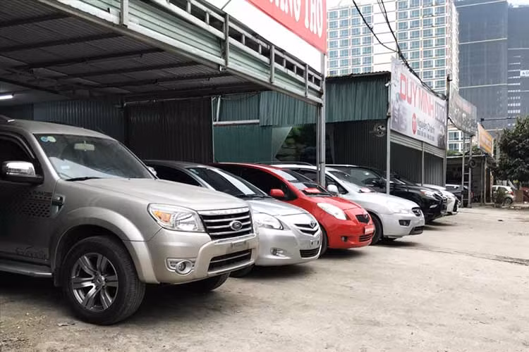 Thị trường ôtô cũ có rất nhiều lựa chọn giá rẻ, dễ mua, dễ săn, dễ thương lượng. Tuy nhiên, giá thành song hành với chất xe. Người mua cần tỉnh táo trong việc thẩm định chất lượng, lịch sử sử dụng. Những chiếc ôtô giá 100 triệu đều là xe đời sâu, độ cũ cao nhưng vẫn có những chiếc làm phương tiện che mưa, che nắng tốt. Nếu tài chính có hạn, hãy nên cân nhắc rồi mới tiến đến hành trình tìm kiếm, mua bán.